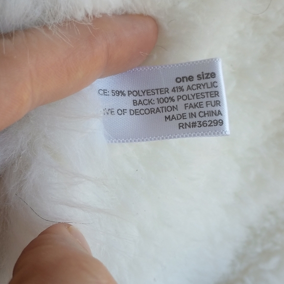 Scarf W/Pockets - Picture 3 of 10